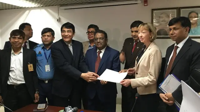 নিষেধাজ্ঞা প্রত্যাহারের ব্যাপারে ব্রিটিশ সরকারের পাঠানো একটি চিঠি বেসামরিক বিমান পরিবহন ও পর্যটন মন্ত্রী শাহজাহান কামালের কাছে হস্তান্তর করেন ঢাকায় নিযুক্ত ব্রিটিশ হাইকমিশনার