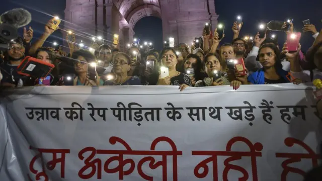 दिल्ली में उन्नाव पीड़िता के लिए सोमवार रात लोगों ने निकाला मार्च