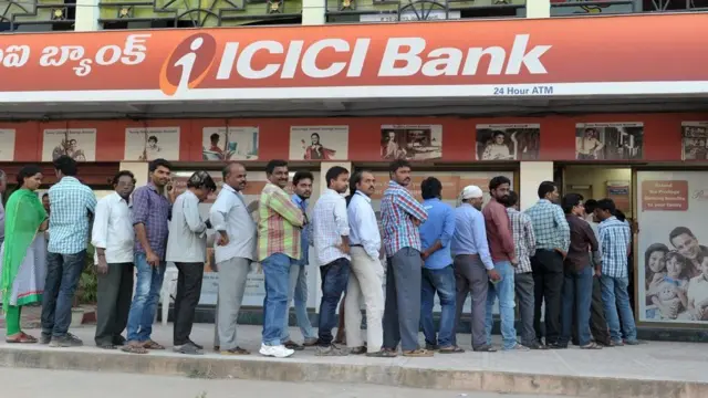 एटीएम के बाहर लाइन