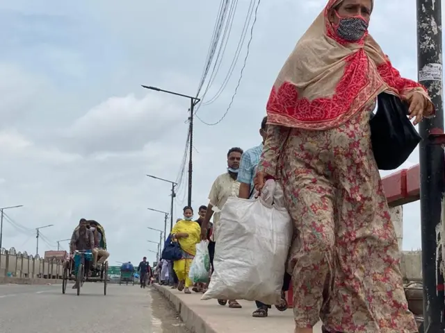 পায়ে হেঁটে ঢাকা ফিরছেন অনেক মানুষ