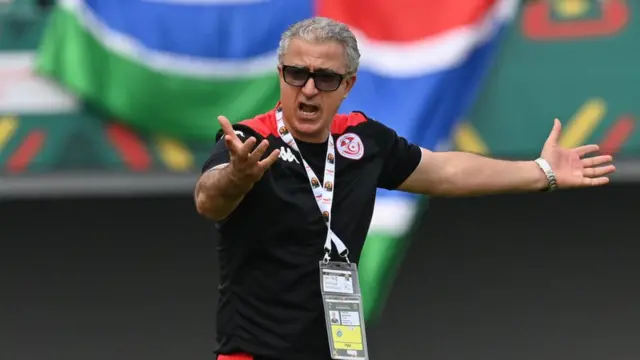 Tunisia coach Mondher Kbaier dey vex during di match