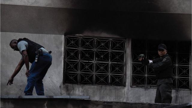 Forças de segurança inspecionam prédio em Caracas