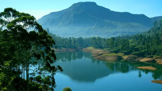Paisaje de lago y montañas