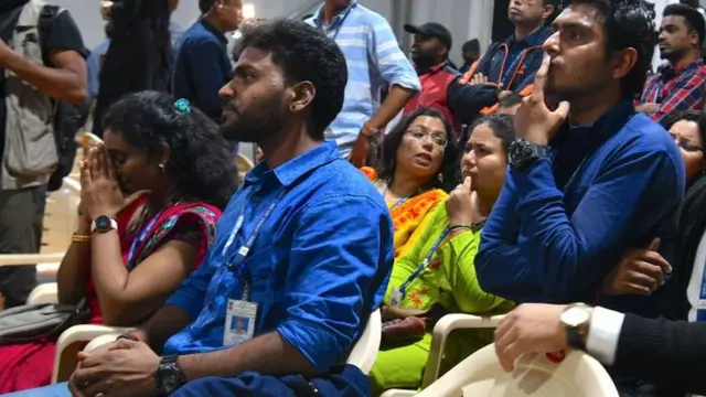 চন্দ্রযান-২ এর অবতরণের শেষ মুহূর্ত দেখছেন ইসরো-র কর্মচারীরা।