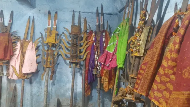 వీర్లగుడిలో ఉంచిన ఆయుధాలు