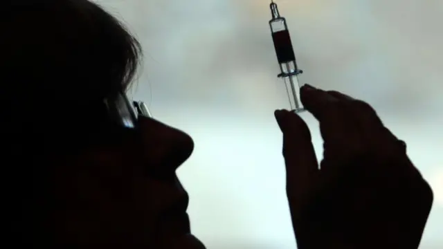 Ilustrasi perawat sedang menyiapkan vaksin untuk pasien.