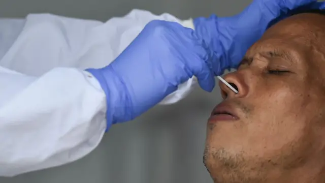 Un hombre se hace la prueba del coronavirus