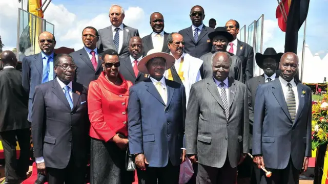 Katika picha hii iliyopigwa Mei 12, 2011, Rais Mstaafu Daniel arap Moi anaonekana akiwa na viongozi wengine akiwemo Rais Mwai Kibaki, Ras wa Zimbabwe wakati huo Robert Mugabe, Jakaya Kikwete wa Tanzania na Yoweri Museveni wa Uganda wakati wa kuapishwa kwa kiongozi huyo wa Uganda.