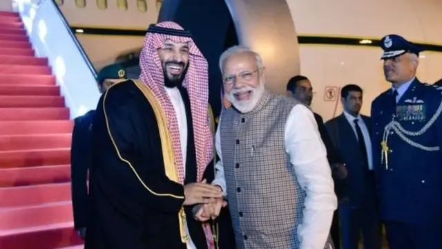 ਭਾਰਤ ਦੌਰੇ 'ਤੇ ਪਹੁੰਚੇ ਸਾਊਦੀ ਅਰਬ ਦੇ ਕ੍ਰਾਊਨ ਪ੍ਰਿੰਸ ਨੂੰ ਪ੍ਰਧਾਨ ਮੰਤਰੀ ਨਰਿੰਦਰ ਮੋਦੀ ਹਵਾਈ ਅੱਡੇ 'ਤੇ ਲੈਣ ਪਹੁੰਚੇ।