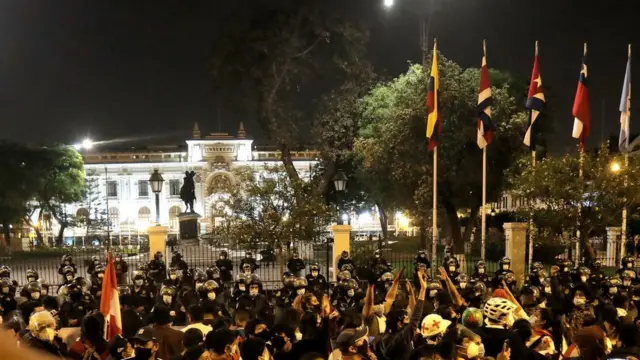 Este domingo, los ciudadanos volvieron a quedarse en las calles hasta altas horas de la noche a la espera de una solución a la crisis política.