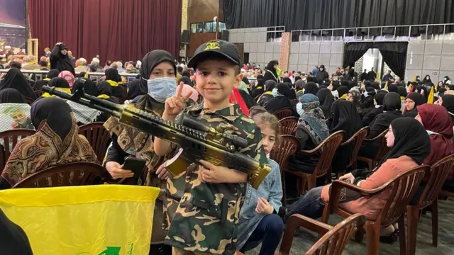 در مراسم روز قدس بعضى كودكان با لباس رزمى و سلاح اسباب بازى بودند. خانوادههايشان مىگفتند نه خودشان و نه بچههايشان "محور مقاومت" را ترك نخواهند كرد