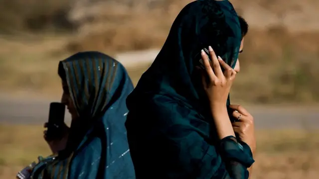 फ़ोन पर बातचीत