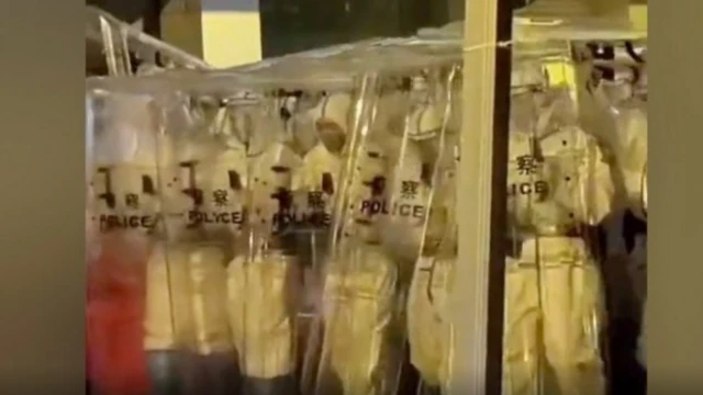 شرطة مكافحة الشغب تواجه الاحتجاجات