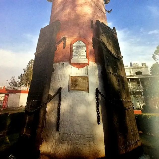 شبقدر قلعے میں زنجیروں میں جکڑا دروازہ