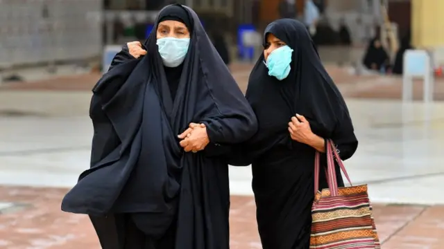 امرأتان ترتديان القناع الطبي في النجف
