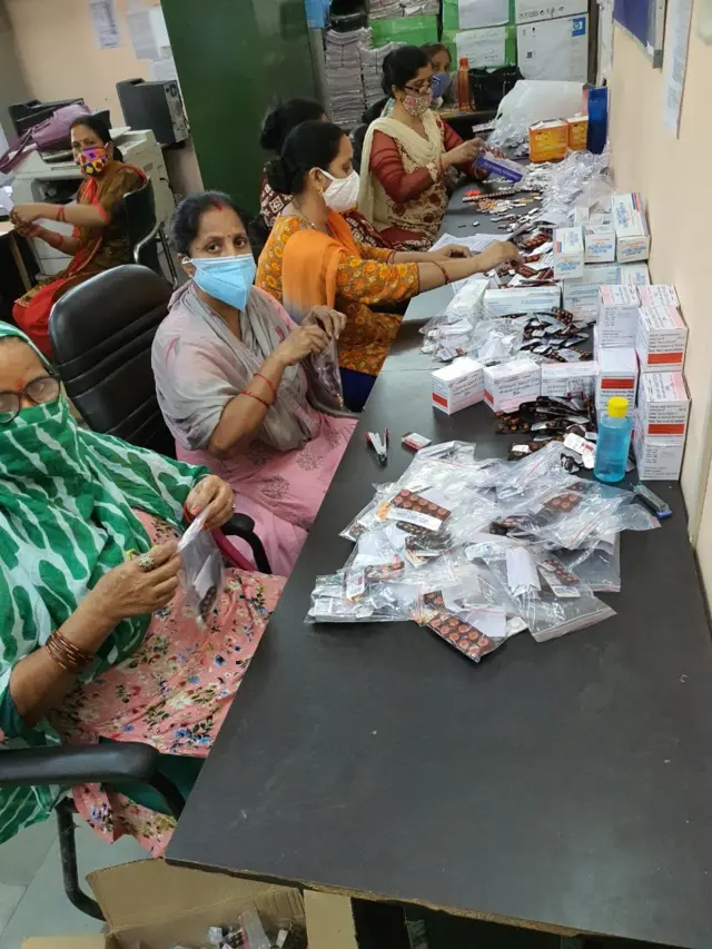 கொரோனா தொற்றாளர்களுக்கு அரசு வழங்கும் மருத்துவ பாக்கெட்டுகளை தயாரிக்கும் சுகாதார அலுவலர்கள்.