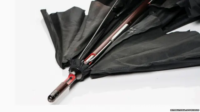 ਇਹ ਛੱਤਰੀ ਦੇ ਭੇਸ ਵਿਚ ਹਥਿਆਰ ਦਾ ਪ੍ਰਤੀਰੂਪ ਹੈ ਜਿਸ ਨੇ ਬੀਬੀਸੀ ਵਰਲਡ ਸਰਵਿਸ ਦੇ ਪੱਤਰਕਾਰ ਦੀ ਹੱਤਿਆ ਕਰ ਦਿੱਤੀ ਸੀ