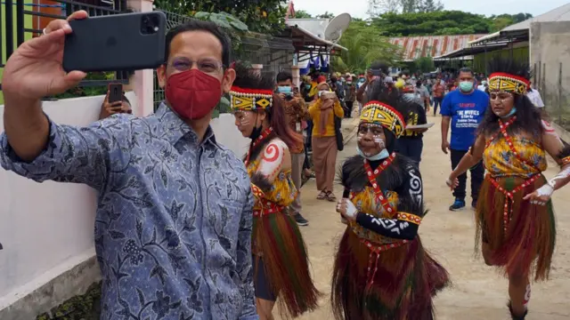 Menteri Pendidikan dan Kebudayaan Nadiem Makarim berswafoto dengan sejumlah penari di Sanggar Seni Nani Bili Kota Sorong, Papua Barat, Rabu (10/02)