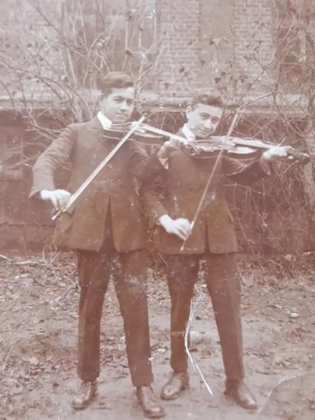 Раҳматжон (ўнгда) дўсти билан Кёслинда