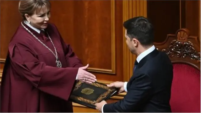 Конституциялык соттун төрайымы Наталия Шаптала Зеленскийди президент деп жарыялады