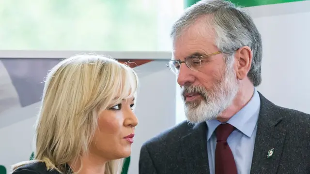 新芬党的奥尼尔（Michelle O'Neill, 左）和 亚当斯（Gerry Adams）