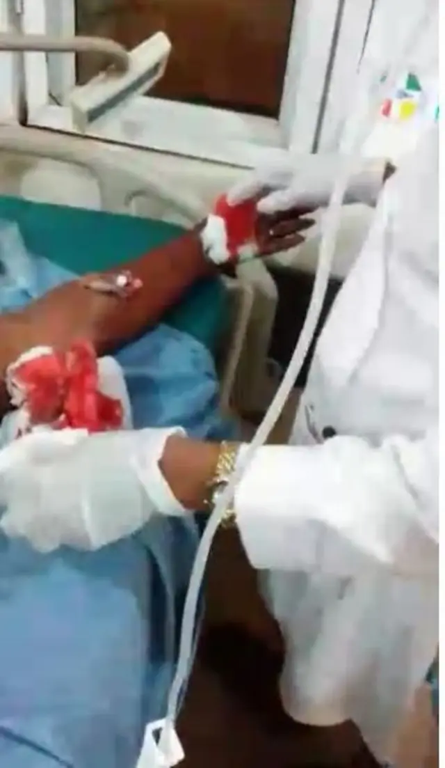 Dokita n tọju Morenike ti wọn ge ika rẹ.