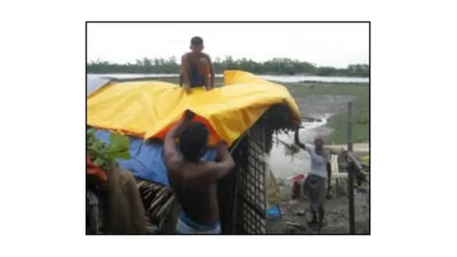 আইলা দুর্ঘত মানুষের ঘর বাধার চেষ্টা