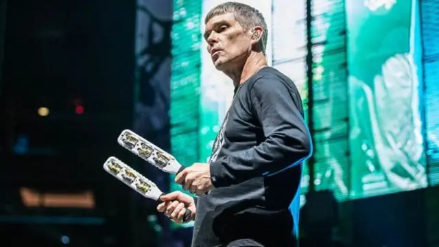 Ian Brown da koronavirüs önlemlerinin ardında kontrol amacı olduğunu ve gereksiz olduklarını düşünüyor.