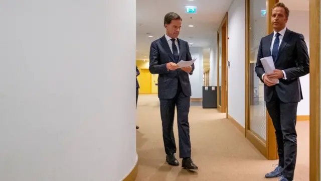 Премьер-министр и Министр здравоохранения Нидерландов перед началом пресс-конференции.