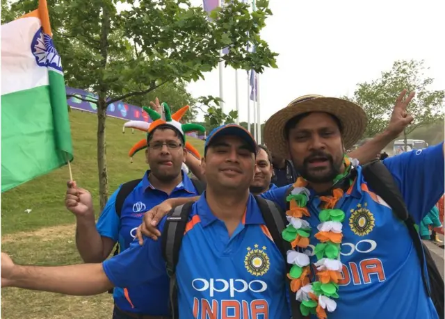 దీపక్ (మధ్యలో వ్యక్తి), ఆయన స్నేహితులు