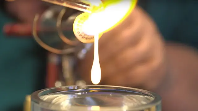 La gota ardiente a punto de caer en el agua.