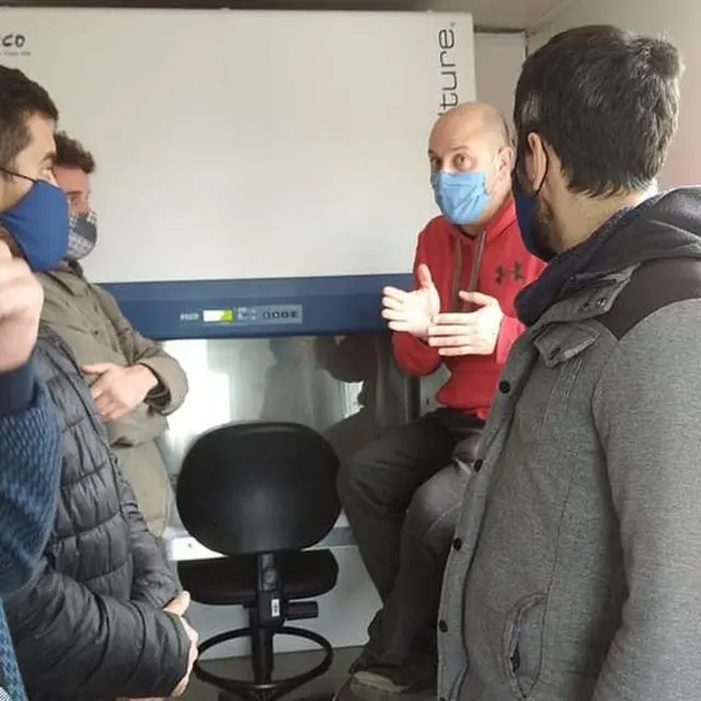 Moratorio dando una charla a jóvenes en un laboratorio en el departamento de Rocha