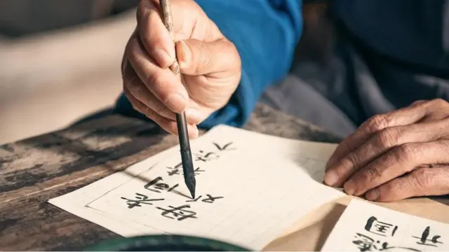 الكتابة بلغة أجنبية