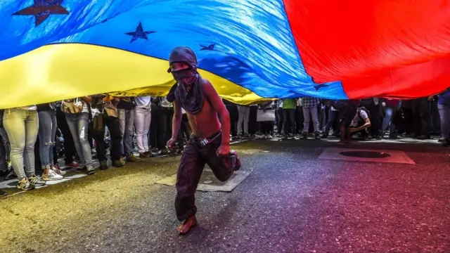Un niño en una manifestación