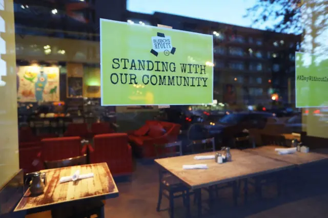 Restoran camına "Toplumumuzla omuz omuzayız" mesajı asıldı.