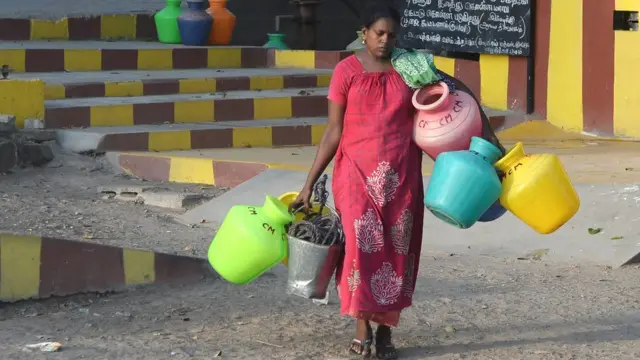 Женщина с сосудами для воды