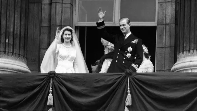 বিয়ের পর বাকিংহাম রাজপ্রাসাদের ব্যালকনিতে রানি এলিজাবেথ এবং প্রিন্স ফিলিপ