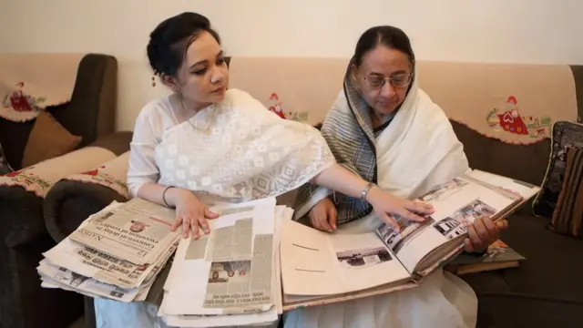 શગુફ્તા અને તેમનાં માતા તેમના કાનૂની સંઘર્ષની ગવાહીરૂપ અખબારનાં કટિંગ્સ જોઈ રહ્યાં છે
