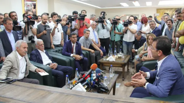 Ekrem İmamoğlu görevden alınan Türk ve Mızraklı ile görüştü: