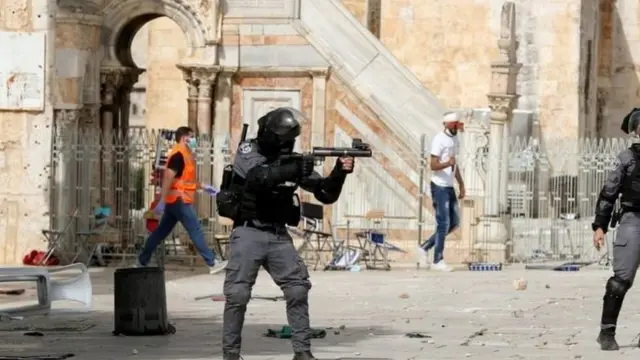 Vita vikali vilizuka nje ya msikkiti wa Al-Aqsa