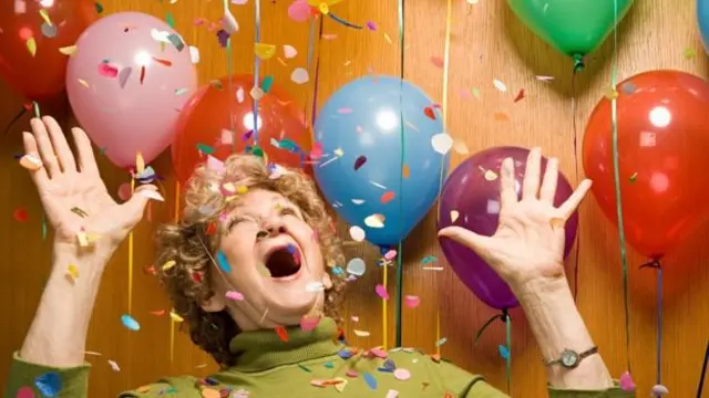 Здивована жінка з повітряними кульками