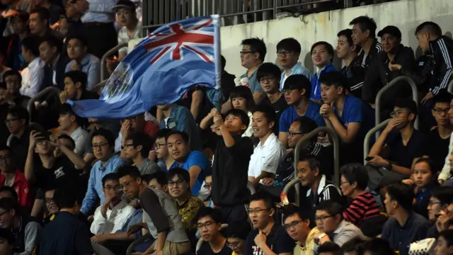 廣州恆大對香港東方的賽事中，有香港球迷揮動港英旗