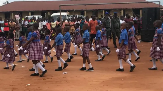 Ụmụaka na-eme marching