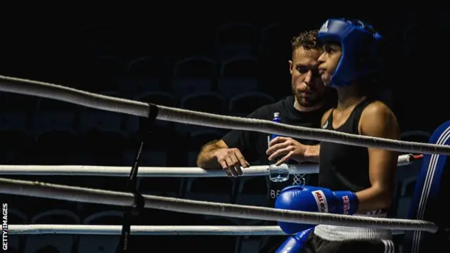 Ramla Ali iyo saygeeda Richard Moore oo wada taagan gegida tartanka feedhka mar ay feedhtamaysay