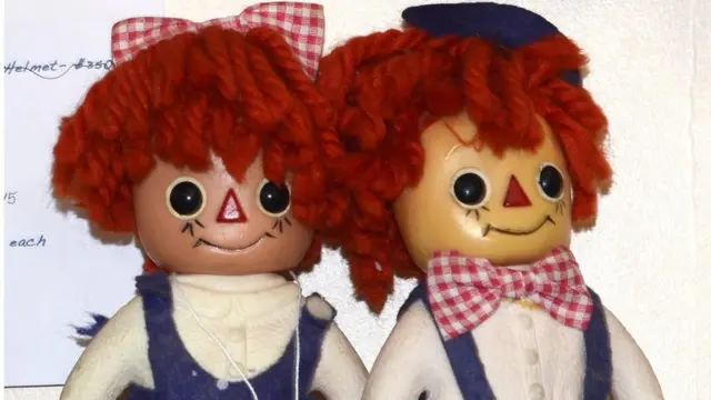 虛假的童年記憶大多是有利的，但它們也可能造成嚴重的後果，因此對於如何詢問犯罪現場的目擊證人有著嚴格的規定。