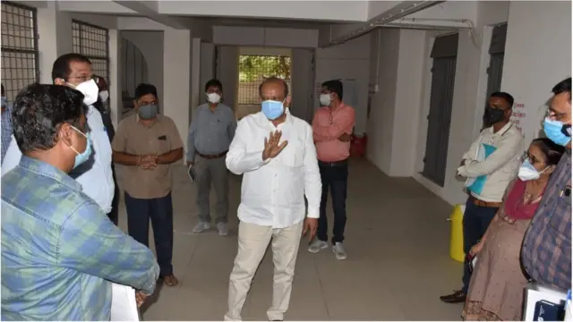 રવિવારે ગુજરાતના પંચાત અને પર્યાવારણ મંત્રી જયદ્રથસિંહ પરમાર પંચમહાલ જિલ્લામાં આવેલ વિવિધ કોવિડ કેર સેન્ટરની મુલાકાત લીધી હતી.