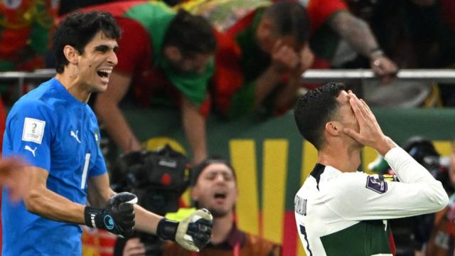 Goleiro Yassine Bounou na vitória sobre Portugal