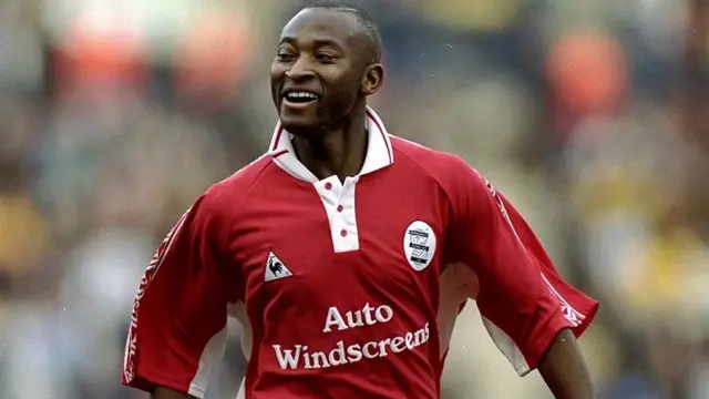 Peter Ndlovu est le premier joueur africain noir à évoluer en Premier league anglaise.