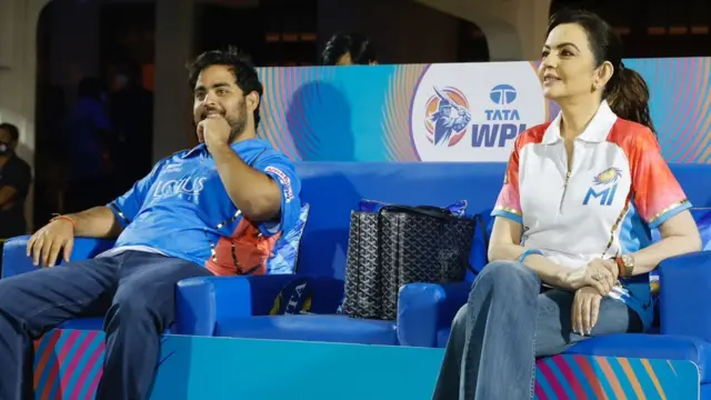 नीता अंबानी और आकाश अंबानी