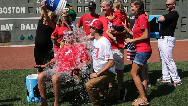 Pete Frates durante el desafío del cubo de hielo.